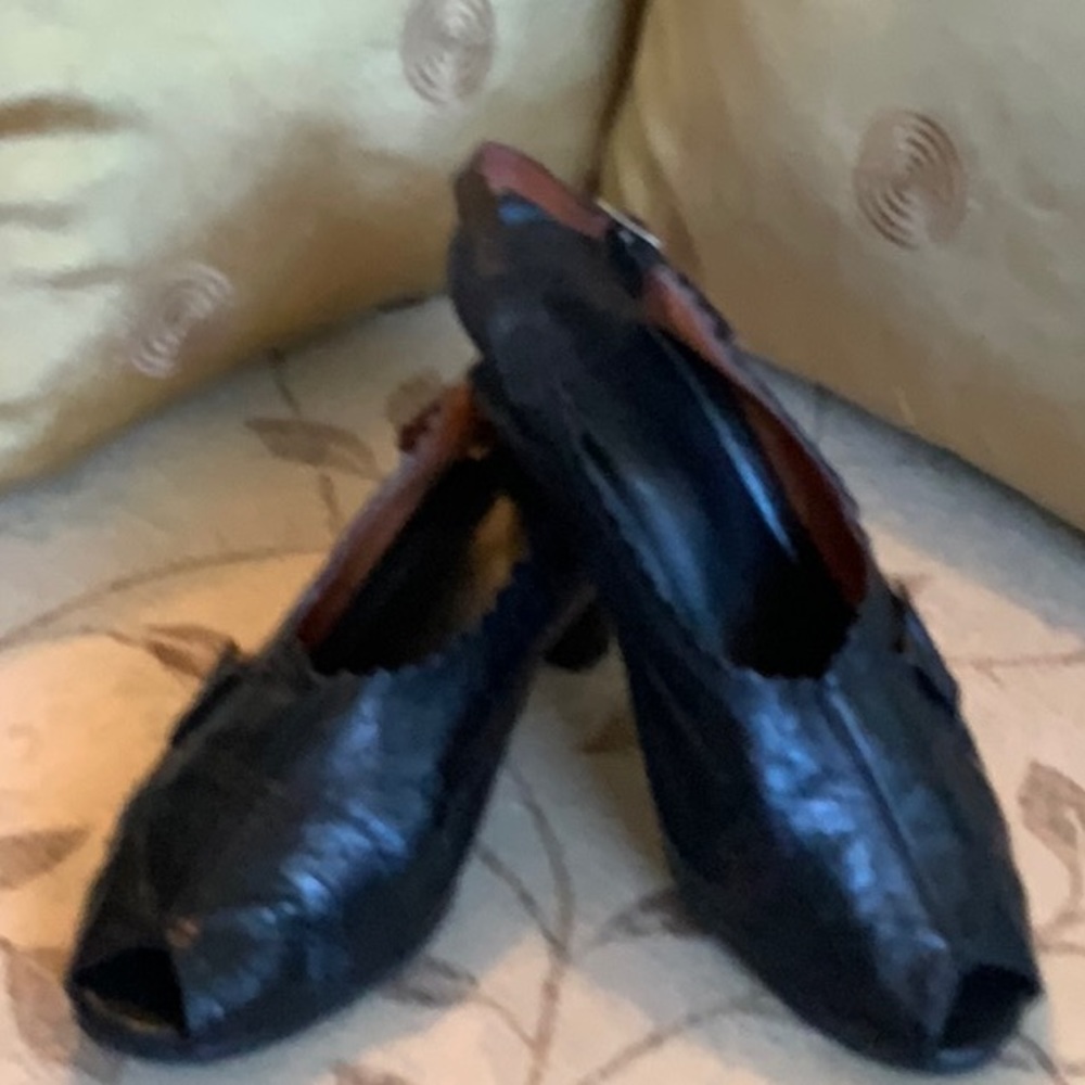 Ladies pumps with peek a boo toe